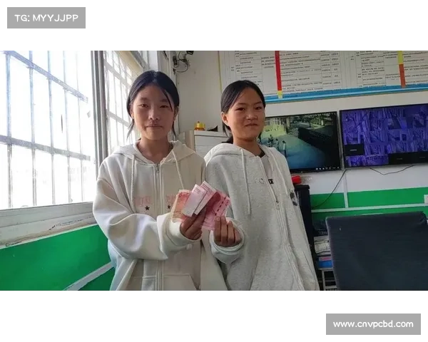 14000元,被宝鸡这两位同学捡到后。 14000元,被宝鸡这两位同学捡到后。